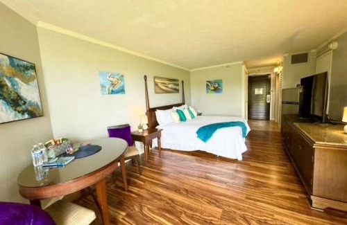 Hanamaulu Apartment | Oceanview Elegance with King Bed