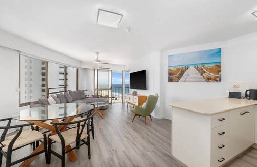 Surfers Paradise Apartment | OceanView Oasis | Sleeps 7 | Steps from Beach