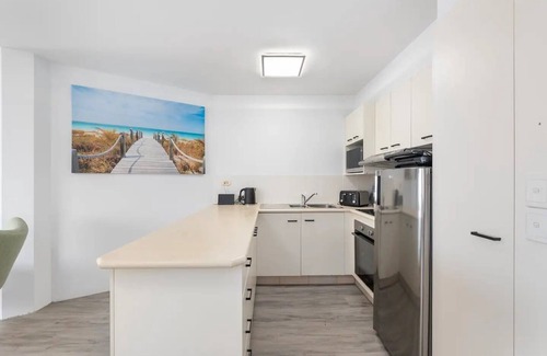 Surfers Paradise Apartment | OceanView Oasis | Sleeps 7 | Steps from Beach