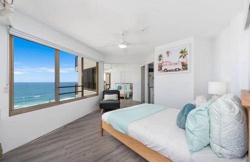 Surfers Paradise Apartment | OceanView Oasis | Sleeps 7 | Steps from Beach