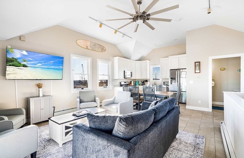 Hampton House | Oceanview Oasis | Patio | Parking |5 Mins to Beach