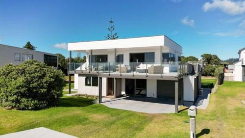 Waihi Beach House | Oceanview on Broadway