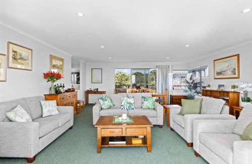 Waihi Beach House | Oceanview on Broadway
