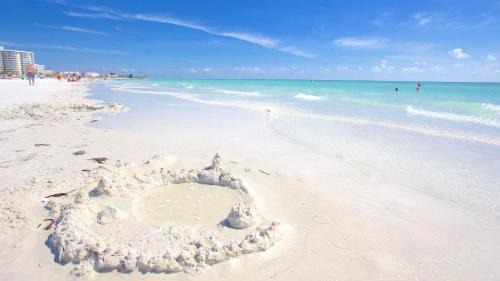 Siesta Key Apartment | Oceanview Penthouse, in VIllage, 30-steps to Best Beach, Tiki-Bar, Free Bikes and Paddle-boards!