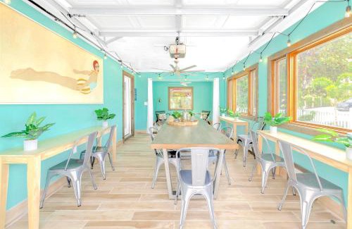 Siesta Key Apartment | Oceanview Penthouse, in VIllage, 30-steps to Best Beach, Tiki-Bar, Free Bikes and Paddle-boards!