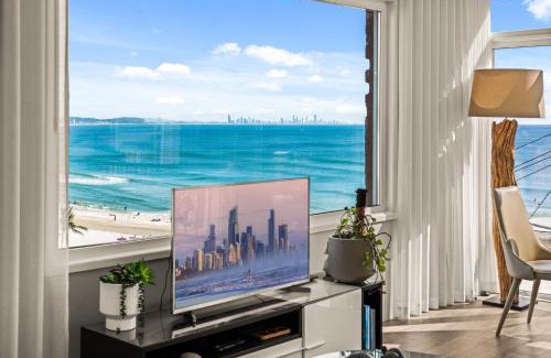 Coolangatta Apartment | Oceanview Retreat - 2 mins walk to Kirra Beach