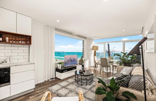 Coolangatta Apartment | Oceanview Retreat - 2 mins walk to Kirra Beach