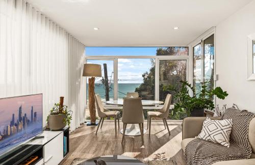 Coolangatta Apartment | Oceanview Retreat - 2 mins walk to Kirra Beach