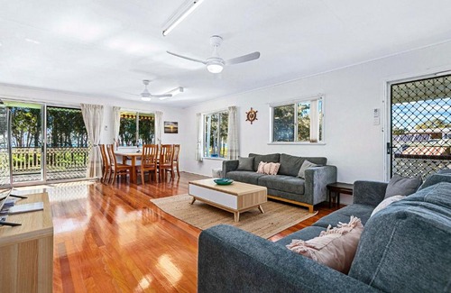 Traviston House | OceanViews on Burrum Up