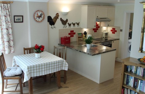 New Forest District Cottage | OCTOBER HOUSE HOLIDAY CABIN, pet friendly, with a garden in Damerham