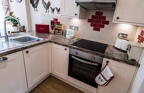 New Forest District Cottage | OCTOBER HOUSE HOLIDAY CABIN, pet friendly, with a garden in Damerham