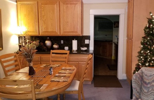 Downtown Klamath Falls House | ❤️ of Downtown | SmartHouse | 49" 4K TV HULU | King, 2 Queens, Double + Twin | B