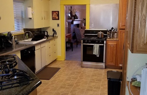 Downtown Klamath Falls House | ❤️ of Downtown | SmartHouse | 49" 4K TV HULU | King, 2 Queens, Double + Twin | B