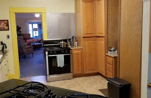 Downtown Klamath Falls House | ❤️ of Downtown | SmartHouse | 49" 4K TV HULU | King, 2 Queens, Double + Twin | B
