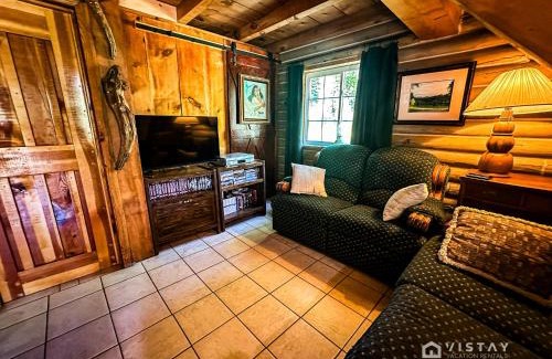 Duck Creek Village House | Off-grid Cabin At Angel Valley Ranch