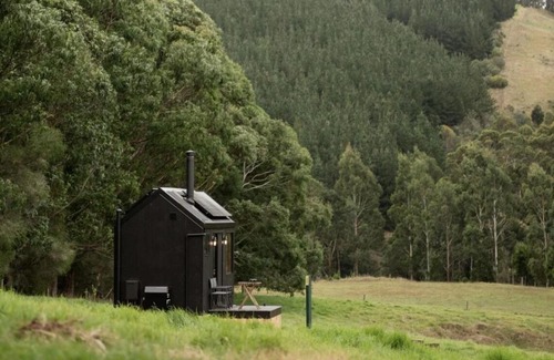 Tarra Valley House | Off-Grid Cabin with Valley Views and Hot Tub - Velma