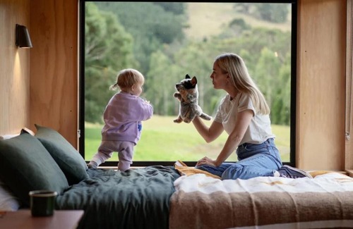 Tarra Valley House | Off-Grid Cabin with Valley Views and Hot Tub - Velma