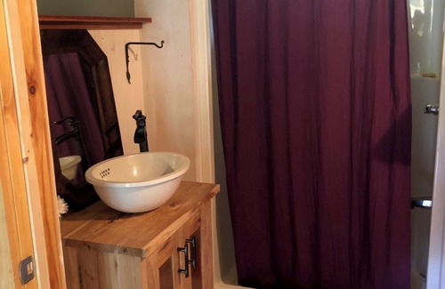 Lincoln House | Off-grid Cabin with modern amenities next to National Forest and Trails
