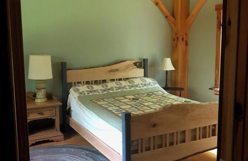 Lincoln House | Off-grid Cabin with modern amenities next to National Forest and Trails