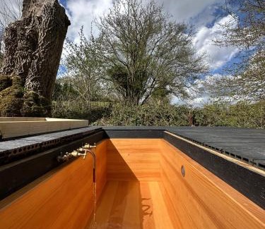 Gillingham House | Off-grid Cork Cabin - Hot-Tub - Sleeps 2