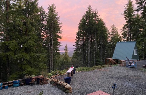 Hoodsport Cottage | Off grid mountain cottage with Amazing views & dry/steam wood heated sauna