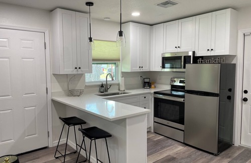 Brandon House | Off of I-75 and SR-60, newly renovated 1 bedroom unit mins to Airport/Downtown.