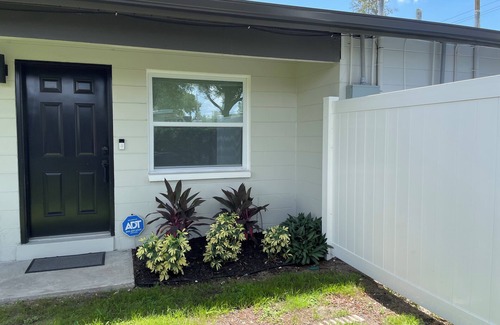 Brandon House | Off of I-75 and SR-60, newly renovated 1 bedroom unit mins to Airport/Downtown.