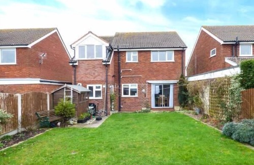 Hixon Cottage | OFF PUDDLE HILL, family friendly, with a garden in Hixon