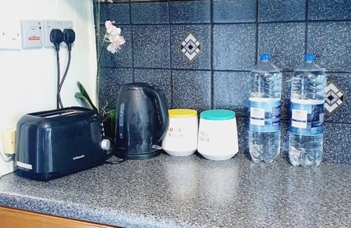 Fieldway House | offering cheerfull and spacious rooms through this 3 bedroom semi detached house