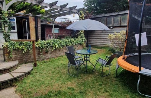 Fieldway House | offering cheerfull and spacious rooms through this 3 bedroom semi detached house
