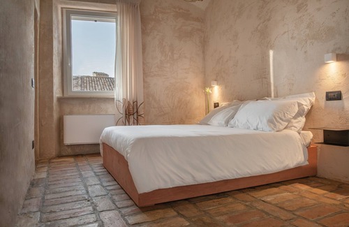 Fermo Bed & Breakfast | OGNISSANTI GUESTHOUSE - HISTORICAL CENTRE ROOM, Double room with private bathroom