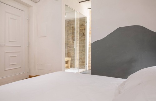 Fermo Bed & Breakfast | OGNISSANTI GUESTHOUSE - SIBILLINI DEPENDANCE Double-bed room with private bathroom and Turkish bath