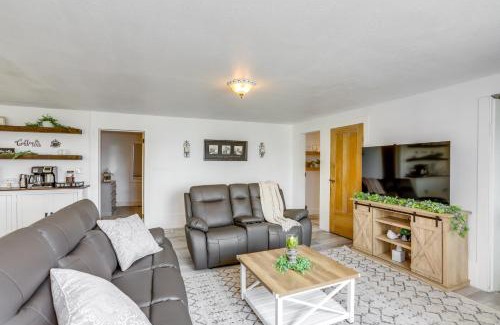 New Haven  Huron County House | Ohio Farmhouse Retreat with Fire Pit and Patio