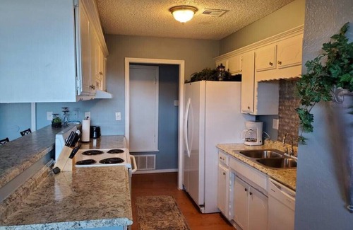 Oklahoma City House | OKC - Curtis · Self Check-in-King-Fast wifi-20min 2 anywhere