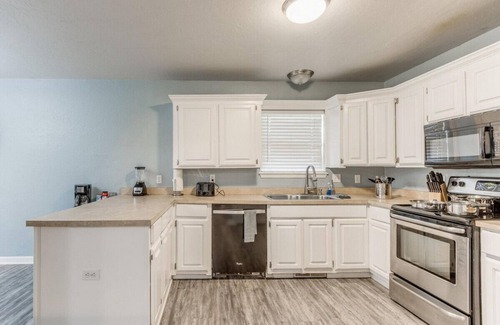 Oklahoma City House | OKC - NW 91st · Private Home | Quiet Neighborhood | Pet-Friendly