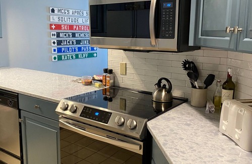 Ludlow Condo | OKEMO SKI IN/OUT. WALK TO Solitude Lifts, Pool/Hottubs,bar,free e-car charging