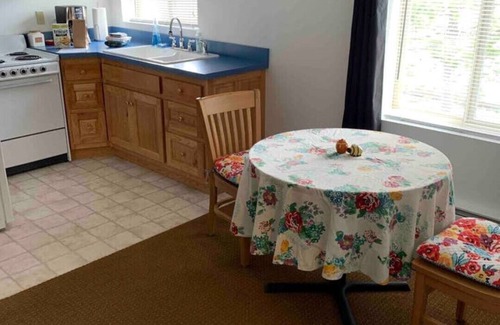 West Yellowstone Cabin | Ol’ Cabin No. 12 - Cozy Updated Cabin perfect for 2