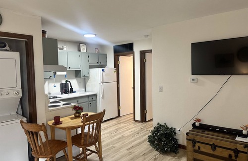 Springfield Apartment | Old Aristocracy Hill 1BR Quiet Apartment Downtown!