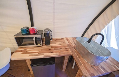 Benton Apartment | Old Copper Wagon | Wagon Glamping | Full Bath & AC