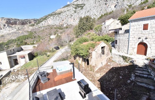 Tucepi House | Old Dalmatian House with Jacuzzi Martine