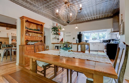 Newberg House | Old Farm: A Modern-day 5-bedroom Farmhouse on Vineyard with Hot Tub!