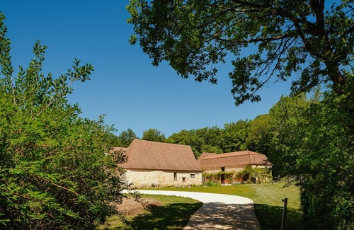 Lanquais House | Old farm surrounded by woods in Dordogne. Private swimming pool and tennis court