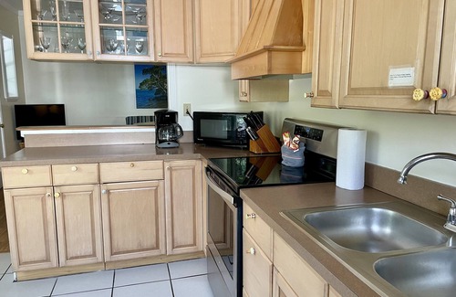 Cudjoe Key Cottage | Old Florida Style, Dockage, Swimming Pool (shared), just 20 miles from Key West