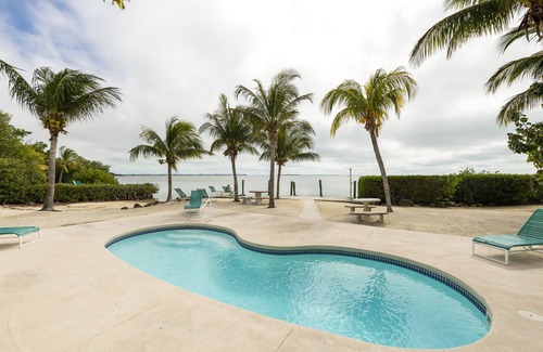 Cudjoe Key Cottage | Old Florida Style, Dockage, Swimming Pool (shared), just 20 miles from Key West