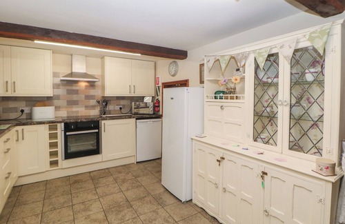 Calwich Cottage | OLD HALL COTTAGES, pet friendly, with a garden in Mayfield