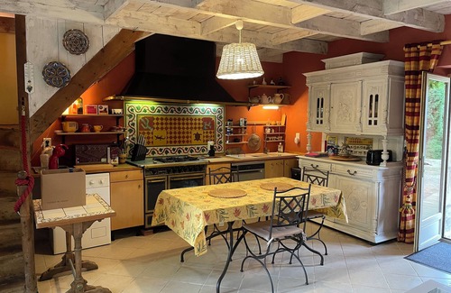 Arcambal House | Old house in lush greenery on the road to St Cirq Lapopie