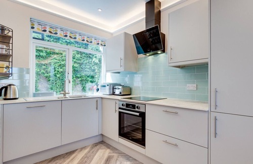 Brixham House | Old Ice House - Three Bedroom House, Sleeps 8