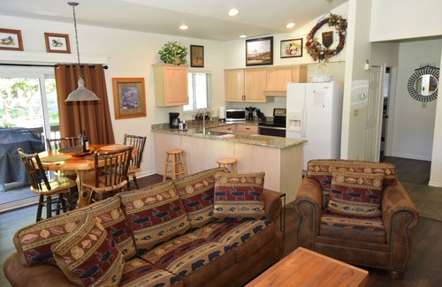 Camdenton Cottage | Old Kinderhook Creekside Golf Cottage 13