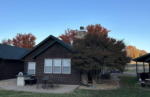 Camdenton Cottage | Old Kinderhook Creekside Golf Cottage 13