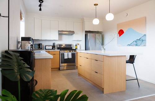 Prince Edward House | Old Milford - Modern Home 5 Minutes from Picton